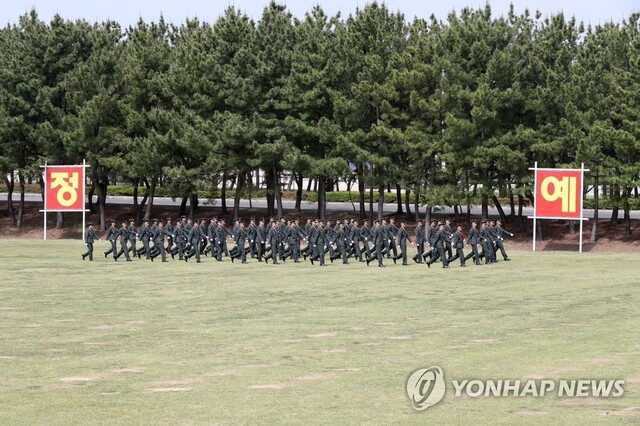 ▲ 지난달 12일 경북 포항 해병대 교육훈련단에서 열린 해병대 부사관 400기 임관식에 참가하기 위해 부사관 후보생들이 입장하고 있다. ⓒ연합뉴스