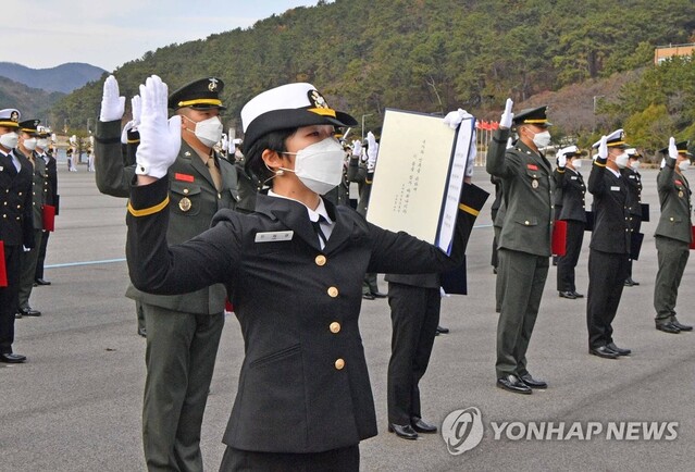2020년 11월27일 해군사관학교 연병장에서 열린 제129기 해군·해병대 학사사관 임관식. ⓒ연합뉴스