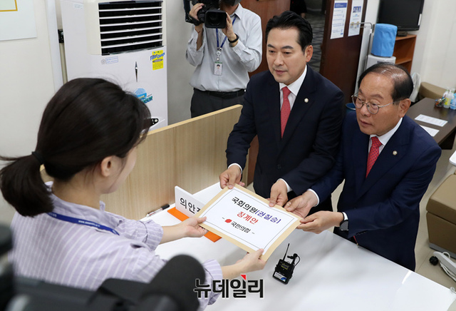 ▲ 임병헌 국민의힘 원내부대표와 장동혁 원내대변인이 8일 오전 국회 의안과에서 권칠승 더불어민주당 의원에 대한 징계안을 제출하고 있다. ⓒ이종현 기자