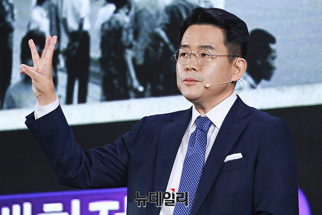 ▲ 강희석 이마트 대표이사가 통합 멤버십 '신세계 유니버스 클럽'에 대해 설명하고 있다.ⓒ서정진 기자