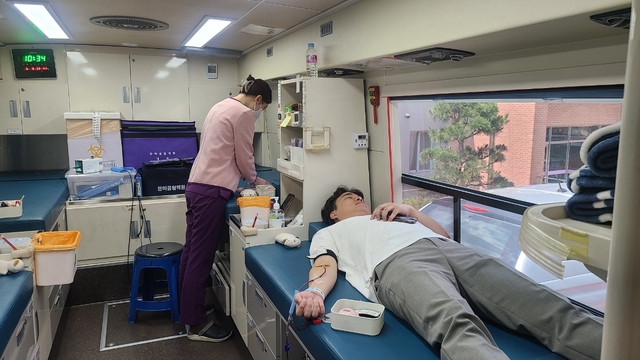 ▲ 경산시(시장 조현일)는 8일 시청 전정에서 공무원과 시민들이 함께 참여하는 ‘사랑의 헌혈운동’을 가졌다.ⓒ경산시