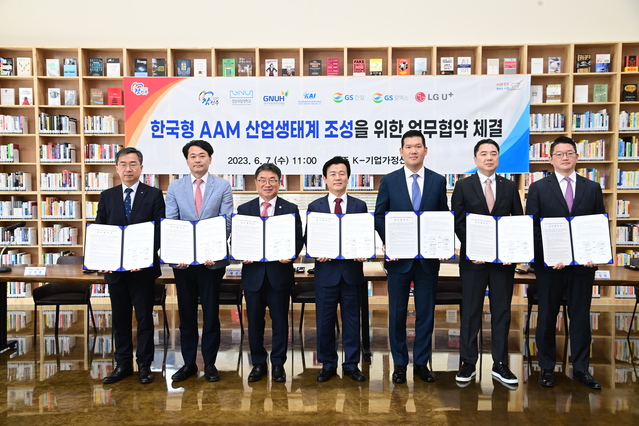 ▲ 왼쪽부터 김지홍 KAI 미래융합기술원장, 안성기 경상국립대병원장, 권순기 경상국립대 총장, 조규일 진주시장, 허윤홍 GS건설 사장, 이상엽 LG유플러스 CTO, 박상훈 GS칼텍스 상무ⓒ진주시