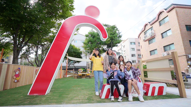 ▲ 'mom편한 놀이터' 10호점에서 아이들이 놀고 있다. ⓒ롯데지주