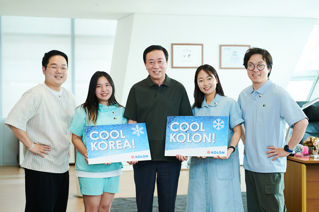 ▲ 8일 서울 강서구 마곡 코오롱원앤온리타워에서 안병덕 코오롱그룹 부회장이 임직원들과 함께 시원하고 간편한 옷차림으로 사진을 촬영하며 ‘쿨코리아 챌린지’ 캠페인 에 동참하고 있다.ⓒ코오롱