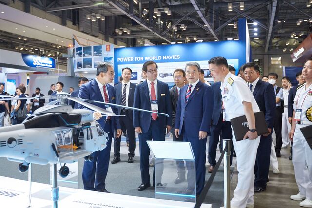 ▲ 강구영 KAI 사장(왼쪽2번째)이 이종섭 국방장관(왼쪽3번째)에게 KAI 항공기를 소개하고 있다.ⓒKAI