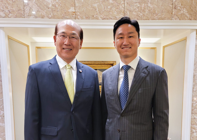▲ 정기선 HD현대 사장(왼쪽)이 노르시핑 기간 중 임기택 IMO 사무총장과 만나 글로벌 조선 및 해운업계의 주요 현안에 대해 논의하고 기념촬영을 하고 있다. ⓒHD한국조선해양