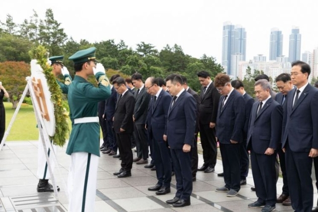 ▲ LIG 구본상 회장과 LIG넥스원 임원진들이 ‘UN 기념공원 묘역’을 찾아 헌화하고 묵념을 하고 있다.ⓒLIG넥스원