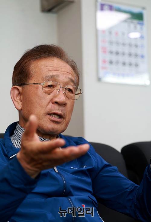 ▲ 김대성 한국연안어업인중앙연합회 회장이 7일 오후 부산 경남정치망 수협 사무실에서 뉴데일리와 인터뷰하고 있다. ⓒ정상윤 기자