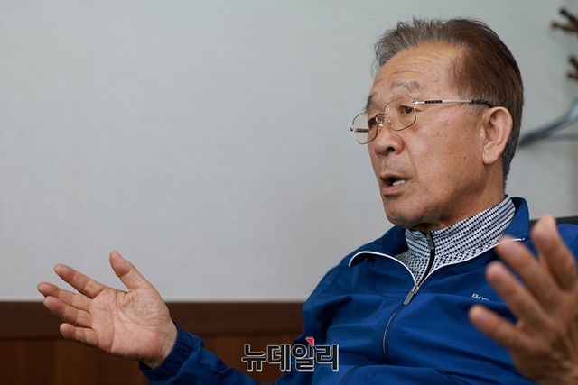 ▲ 김대성 한국연안어업인중앙연합회 회장이 7일 오후 부산 경남정치망 수협 사무실에서 뉴데일리와 인터뷰하고 있다. ⓒ정상윤 기자