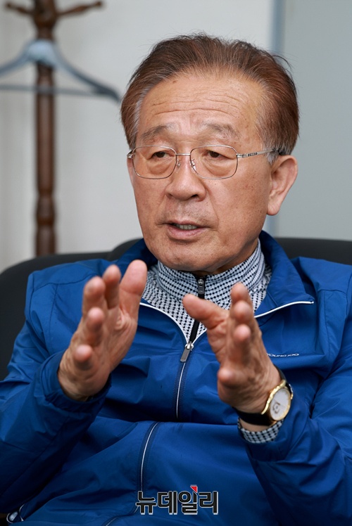 ▲ 김대성 한국연안어업인중앙연합회 회장이 7일 오후 부산 경남정치망 수협 사무실에서 뉴데일리와 인터뷰하고 있다. ⓒ정상윤 기자