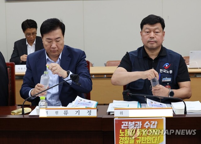 ▲ 8일 열린 최저임금위원회 3차 전원회의에서 사용자위원인 류기정 한국경영자총협회 전무(왼쪽)와 근로자위원인 류기섭 한국노총 사무총장이 물을 마시기 위해 생수통을 잡고 있다.ⓒ연합뉴스