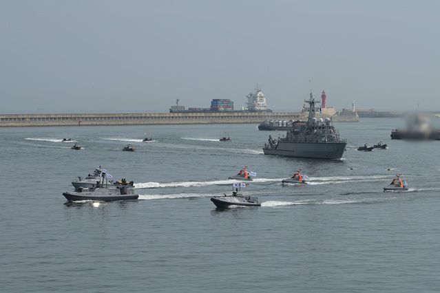 ▲ 8일 오후 부산 작전기지에서 해군이 선보인 '해양 유무인 복합전투체계 적용 상륙작전' 시연 행사에서 유무인 전력들이 기동하고 있다. ⓒ해군