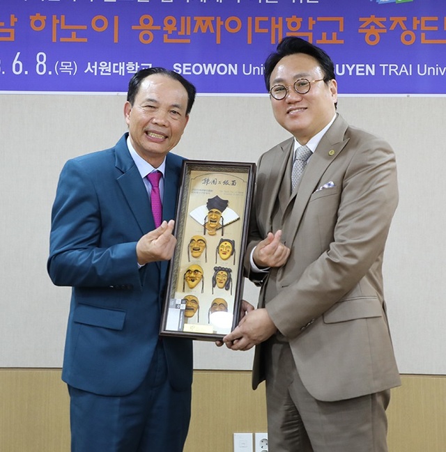 ▲ 응웬짜이대학교 응우옌 티엔 루안 총장과 서원대학교 손석민 총장(우)이 선물을 교환하며 기념촬영을 하고 있다.ⓒ서원대
