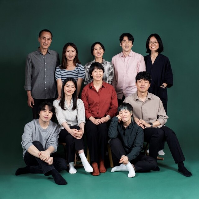 ▲ 연극 '너의 왼손이 나의 왼손과 그의 왼손을 잡을 때' 출연배우와 창작진.ⓒ두산아트센터