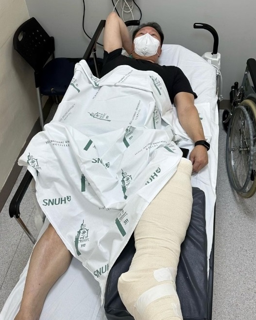 ▲ 최태원 회장이 9일 자신의 인스타그램에 서울대병원 침대에 누워 왼쪽 다리에 깁스를 한 사진을 올렸다.ⓒSNS 캡쳐