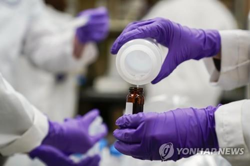 ▲ 미국 EPA 과학자들이 과불화화합물을 실험하고 있다.ⓒ연합뉴스