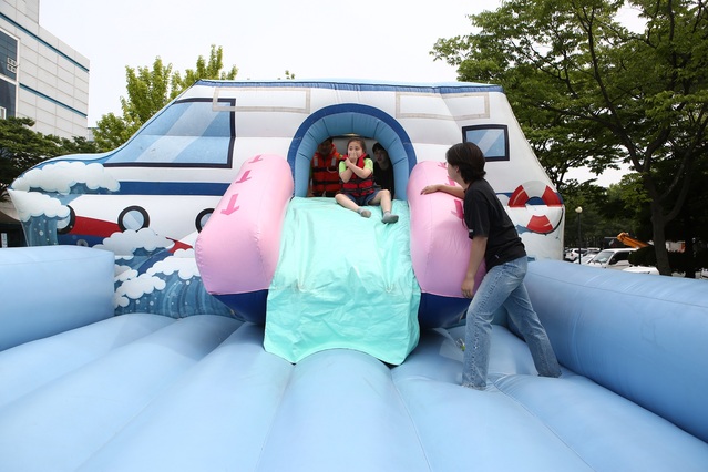 ▲ 자녀가 대전 R&D센터에 마련된 체험장에서 사고 선박에서 탈출을 체험하는 모습ⓒLG유플러스