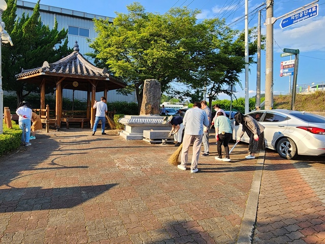 ▲ 경산시 자인면(면장 이세현) 직원들은 8일 관내 유제지(柳堤池)에서 경산자인단오제 성공기원을 위한 상반기 공무원 자원봉사를 실시했다.ⓒ경산시