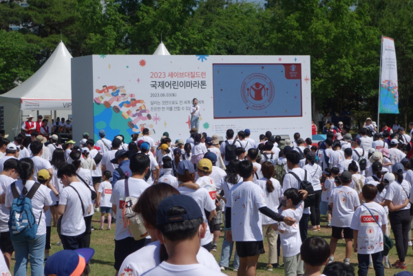 ▲ 세이브더칠드런에서 진행한 국제어린이마라톤대회에 롯데알미늄 임직원들이 동참하고 있다. ⓒ롯데알미늄 제공