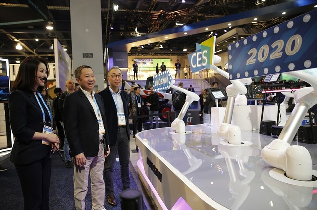 ▲ 박정원 두산그룹 회장(가운데)과 박지원 그룹 부회장(오른쪽)이 CES 2020 두산 부스에서 협동로봇을 살펴보고 있다. ⓒ두산