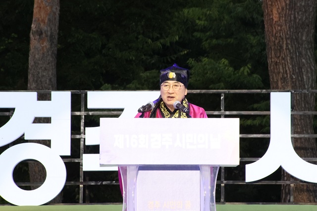 ▲ 주낙영 시장이 2025 APEC 경주 유치를 기원하는 ‘제16회 경주시민의 날’ 기념사를 하고 있다.ⓒ경주시