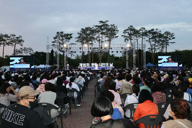 ▲ 경주시가 지난 8일 밤 7시 황성공원 타임캡슐광장에서 2025 APEC 경주 유치를 기원하는 ‘제16회 경주시민의 날 기념식’을 개최했다.ⓒ경주시