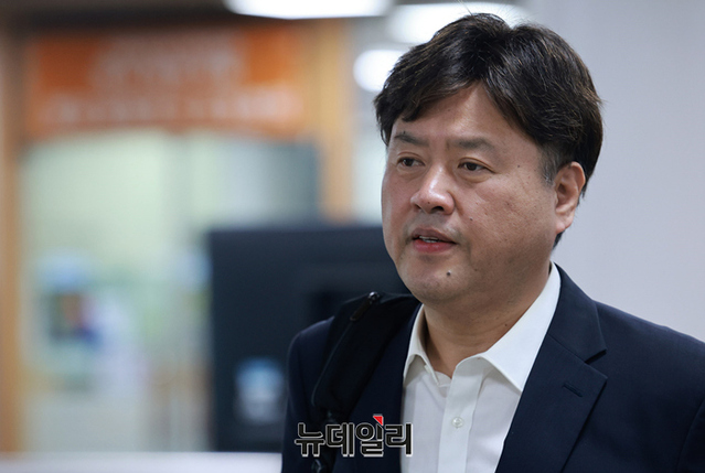 ▲ 보석으로 풀려난 김용 전 민주연구원 부원장이 지난달 11일 오전 서울 서초구 중앙지법에서 열린 불법 정치자금·뇌물 수수 관련 공판에 출석하고 있다. ⓒ정상윤 기자