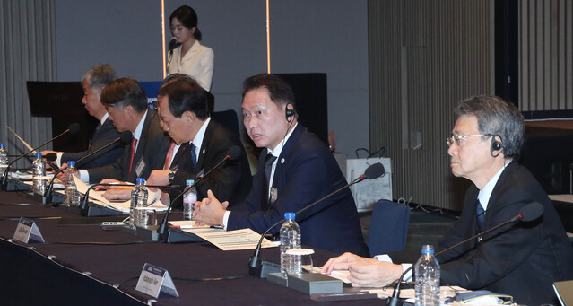 ▲ 대한상공회의소는 9일 부산 시그니엘호텔에서 일본상공회의소와 함께 ‘제12회 한일상공회의소회장단회의’를 개최했다. 최태원 대한상의 회장이 개회사를 하고 있는 모습. ⓒ대한상공회의소