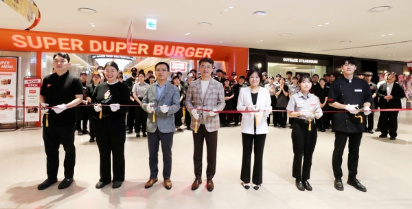 ▲ 9일 아웃백과 슈퍼두퍼 동반 오픈식에 참가한 bhc그룹 박현종 회장(좌측에서 네 번째)과 임금옥 대표(좌측에서 세 번째)가 관계자들과 함께 커팅식을 실시하고 있다. ⓒbhc그룹