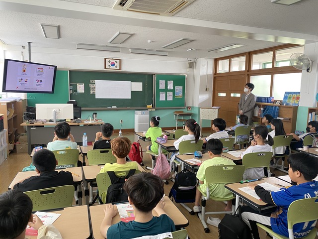 ▲ 9일 울산 중남초등학교 학생들이 동서발전과 세이브더칠드런이 만든 아동 권리 교육자료를 시청하고 있다.ⓒ한국동서발전