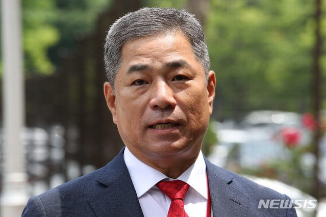 ▲ 민병삼 전 100기무부대장이 9일 오후 경기도 정부과천청사 공수처에 송영무 전 국방부 장관의 계엄문건 관련 허위 사실확인서 서명 강요 의혹 수사 관련 조사를 받기 위해 참고인 신분으로 출석하며 취재진 질문에 답하고 있다. ⓒ뉴시스