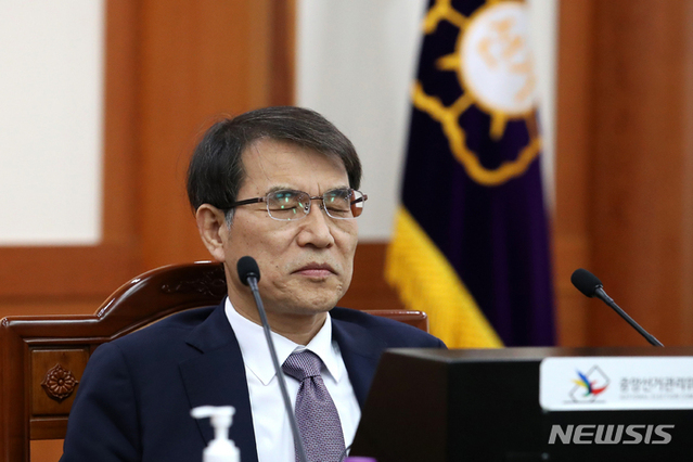 ▲ 노태악 중앙선거관리위원회 위원장이 9일 오후 경기도 과천시 중앙선거관리위원회에서 열린 고위직 간부 자녀 특혜 채용 의혹 관련 위원회의를 주재하고 있다. ⓒ뉴시스