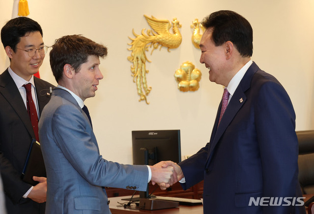 ▲ 윤석열 대통령이 9일 오후 서울 용산 대통령실 청사에서 샘 알트만 '오픈AI' 대표를 접견하고 있다.ⓒ뉴시스