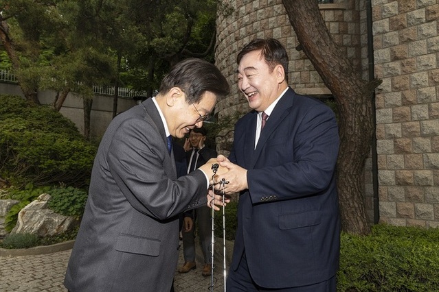 이재명 더불어민주당 대표(왼쪽)가 지난 8일 서울 성북구 중국 대사관저에서 싱하이밍 주한 중국 대사와 악수하고 있다.ⓒ연합뉴스