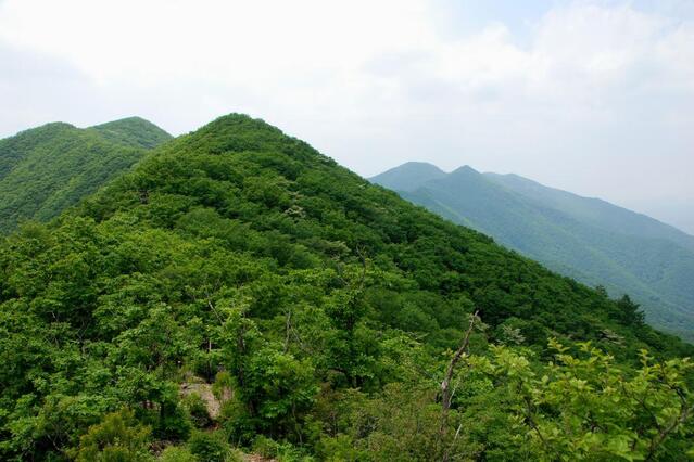 ▲ 첫 번째 데크로드에서 바라본 평천지 방향의 봉우리들.ⓒ진경수 山 애호가