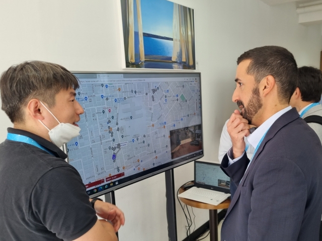 ▲ LG전자 관계자(왼쪽)가 글로벌 차량통신 연합체 5GAA(5G Automotive Association) 관계자에게 자율주행 기술 기반 교통안전 솔루션 Soft V2X 앱을 소개하고 있다. ⓒLG전자