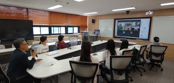 ▲ 한밭대 3단계 산학연 협력 선도대학육성사업단(LINC 3.0)이 지난 8일 인도네시아 텔콤대학교와 온라인으로 글로벌 ESG 창의적 종합 설계 프로그램을 진행했다.ⓒ한밭대