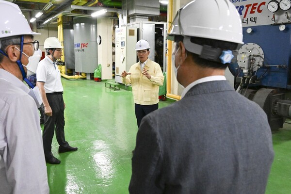 ▲ 김광신중구청장이 지난 9일 2023년 집중 안전 점검’ 현장 중인 태평동 삼부아파트 1단지를 찾아 안전관리에 소홀함이 없도록 최선을 다해 달라고 당부했다.ⓒ중구