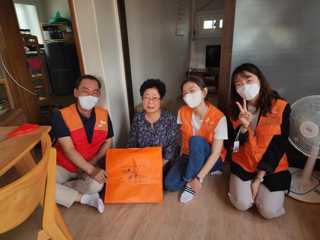 ▲ SK이노베이션은 코로나 대유행 이후 3년 만에 '행복나눔 사랑잇기' 대면 봉사활동을 재개했다고 11일 밝혔다. 지난 5월 26일 행복나눔 사랑잇기 봉사활동에 참여한 SK어스온 명성 사장(왼쪽 첫 번째)과 구성원들이 홀몸 어르신 가정을 방문해 기념사진을 촬영하고 있다. ⓒSK이노베이션 제공