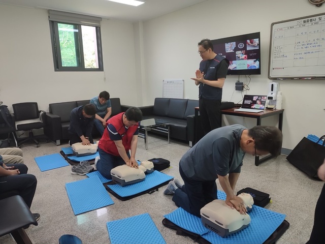 ▲ 영천시(시장 최기문)는 9일 보현산자연휴양림에서 근무자들을 대상으로 ‘응급처치교육’을 시행했다.ⓒ영천시