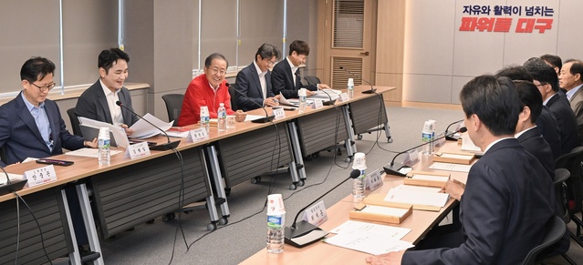 ▲ 홍준표 시장은 정책회의에서 TK신공항 건설 및 후적지 개발사업은  특수목적법인(SPC)을 연내 설립하고 TK신공항은 공구별 동시 착공으로 최대 2년 정도 앞당긴 2028년 개항을 목표로 추진할 것이라고 말했다.ⓒ대구시