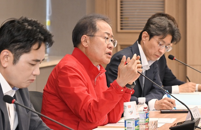 ▲ 홍준표 대구시장은 9일 산격청사 대회의실에서 열린 시장, 구청장·군수 정책회의에서 “대구굴기의 큰 그림에 구·군이 적극 참여할 것”을 당부했다.ⓒ대구시