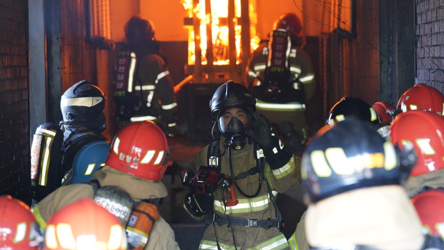 ▲ 경북소방본부는 훈련장 내 화재 상황을 실제로 구현해 구획실 화재성상·내부진입절차·화재 이상현상 관찰 등 실습위주의 학술세미나를 진행했다.ⓒ경북소방본부