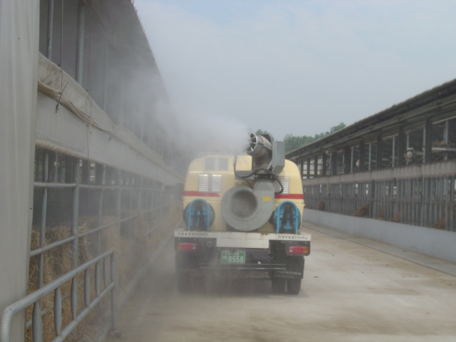 ▲ 충북도 구제역 거점소독 장면.ⓒ충북도