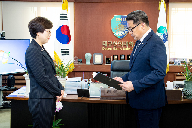 ▲ 대구한의대학교(총장 변창훈) 미래라이프융합대학(학장 김진숙)은 교육부와 국가평생교육진흥원이 주최한 2022년 대학의 평생교육체제 지원사업(LiFE) 성인학습자 학습수기 공모전에서 평생교육융합학과 황윤정 졸업생이 최우수상(부총리겸교육부장관상)을 지난 31일 수상하여 8일 상장 전수식을 가졌다.ⓒ대구한의대