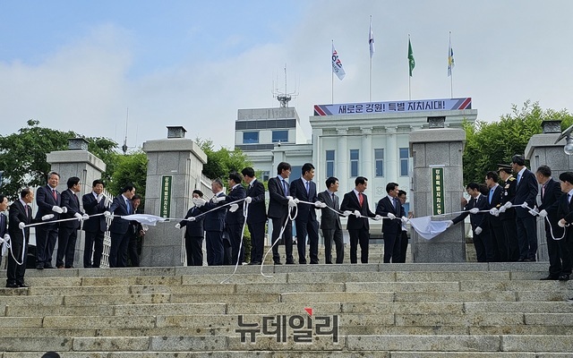 ▲ 김진태 깅원특별자치도지사와 권혁열 강원특별자치도의장과 도의원, 실국원장이 12일 도청에서 현판 제막식을 갖고 있다.ⓒ김정원 기자