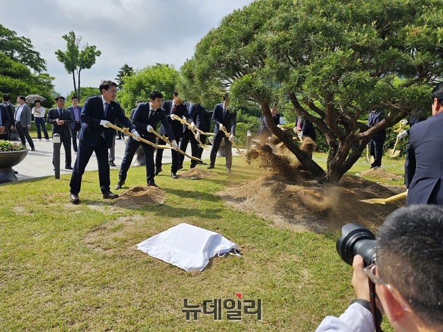 ▲ 김진태 강원특별자도지사가 12일 도청 현관앞 잔디밭에서 강원특별자치도 출범 기념식수를 하고 있다.ⓒ김정원 기자