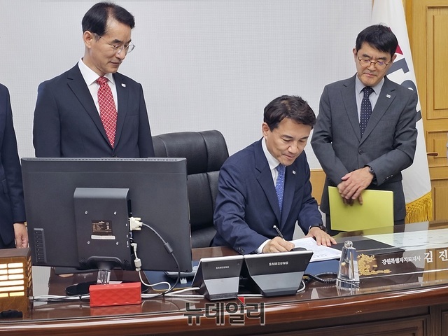 ▲ 김진태 강원특별자치도지사가 12일 도지사에서 1호결재를 하고 있다.ⓒ김정원 기자