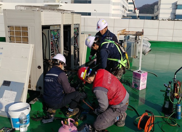 ▲ 세종교육청 산하 시설지원사업소가 학교의 에어컨을 수리하고 있다.ⓒ세종교육청