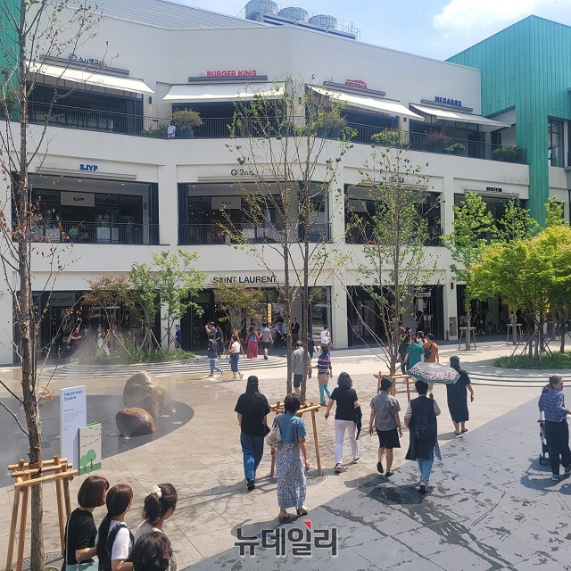 ▲ 고객들이 현대프리미엄아울렛 대전점을 둘러보고 있다.ⓒ뉴데일리DB